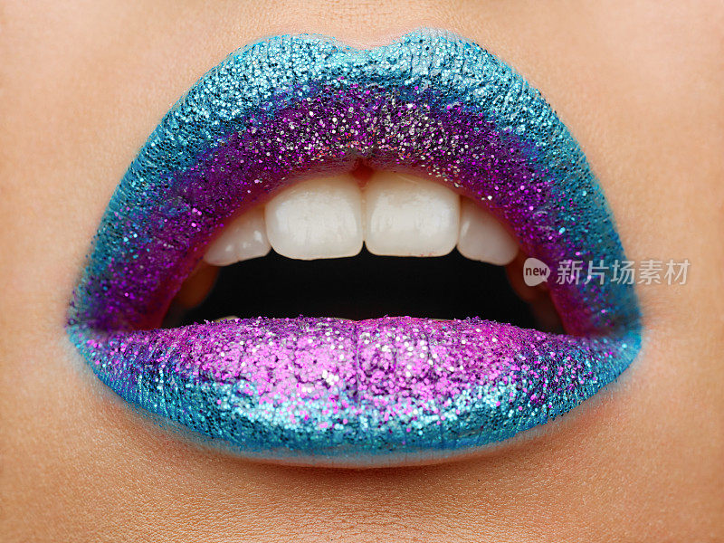美丽的照片(特写)蓝绿色/紫色的女性嘴唇。